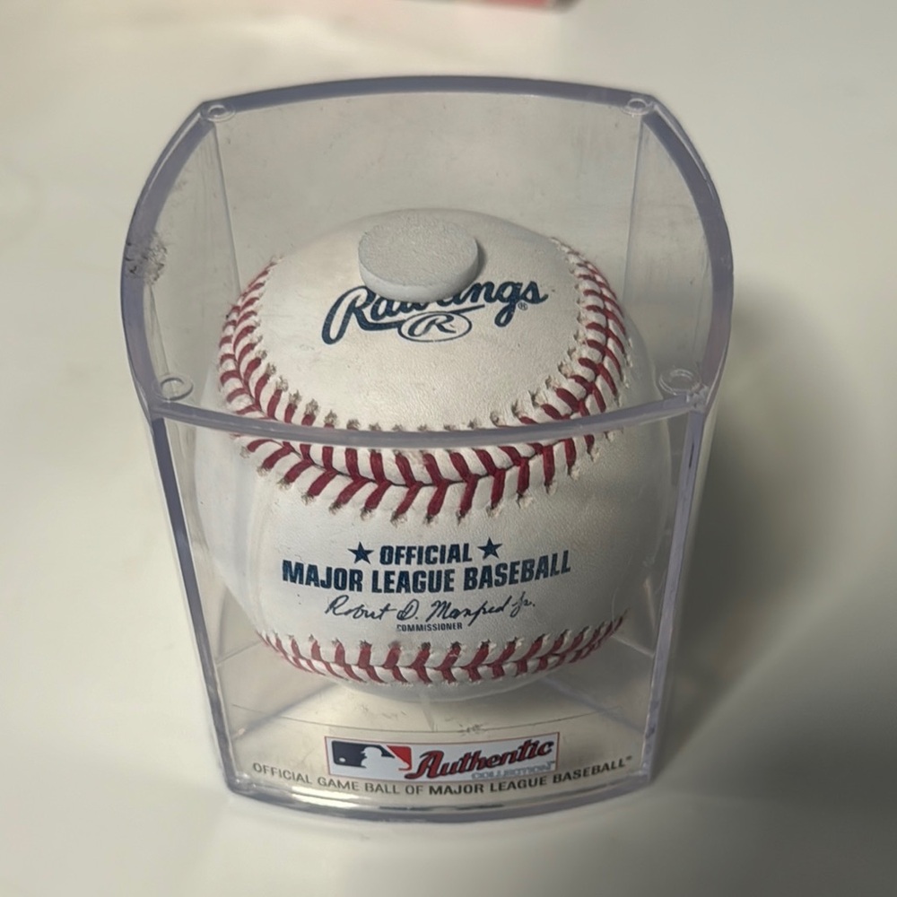 Authentic MLB Baseball in Display Case - Picture 3 of 5